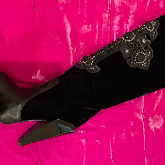 VERSACE CHRYSTAL-EMBELLISHED CROSS VELVET and LEATHER KNEE BOOTS 38 1/2 / 8.5. - Picture 9 of 12